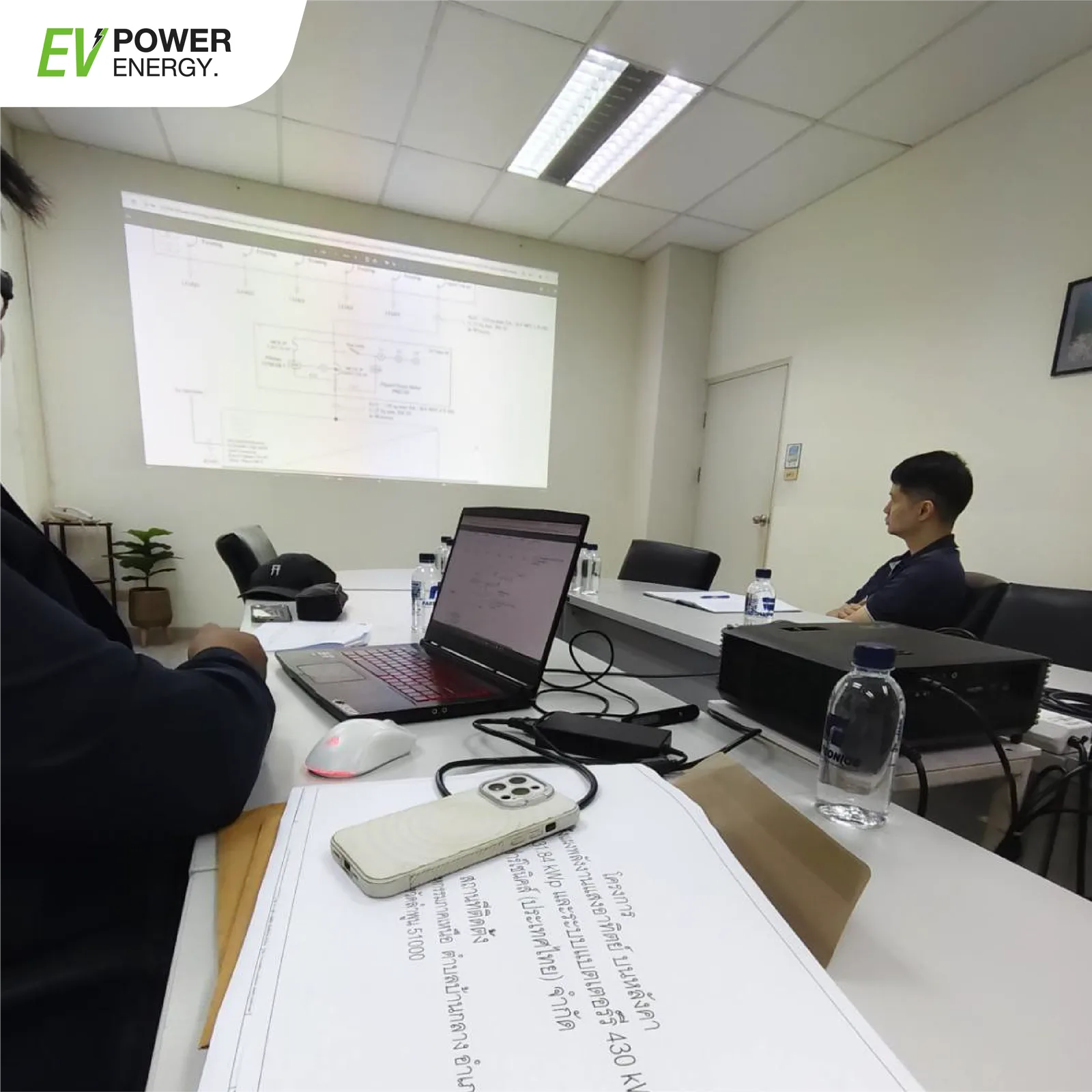 การเทรนนิ่งในห้องประชุม ศึกษาแบบระบบโซลาร์เซลล์และแบตเตอรี่