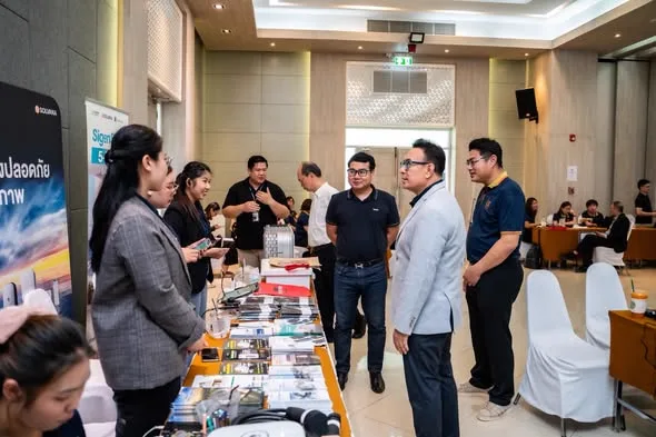 ผู้บริหารและผู้เข้าร่วมงานเยี่ยมชมอุปกรณ์สถานีชาร์จที่บูธ EV Power Energy