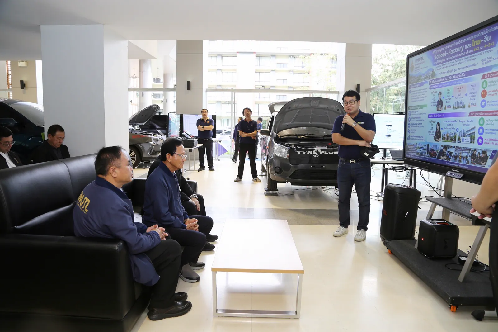 ทีม EV Power Energy นำเสนอหลักสูตรบูรณาการ School-Factory และ Thai-China Higher Education Sandbox ต่อคณะกรรมการสภามหาวิทยาลัย