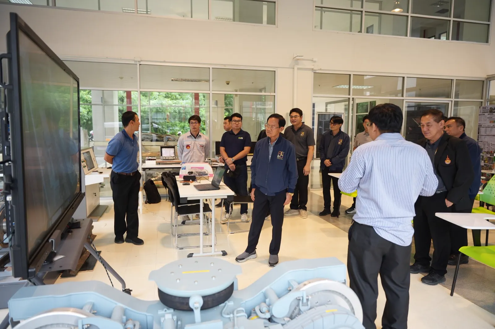 คณะกรรมการสภามหาวิทยาลัยเยี่ยมชมห้องปฏิบัติการ ชมการสาธิตระบบควบคุมอัตโนมัติและชุดทดสอบยานยนต์