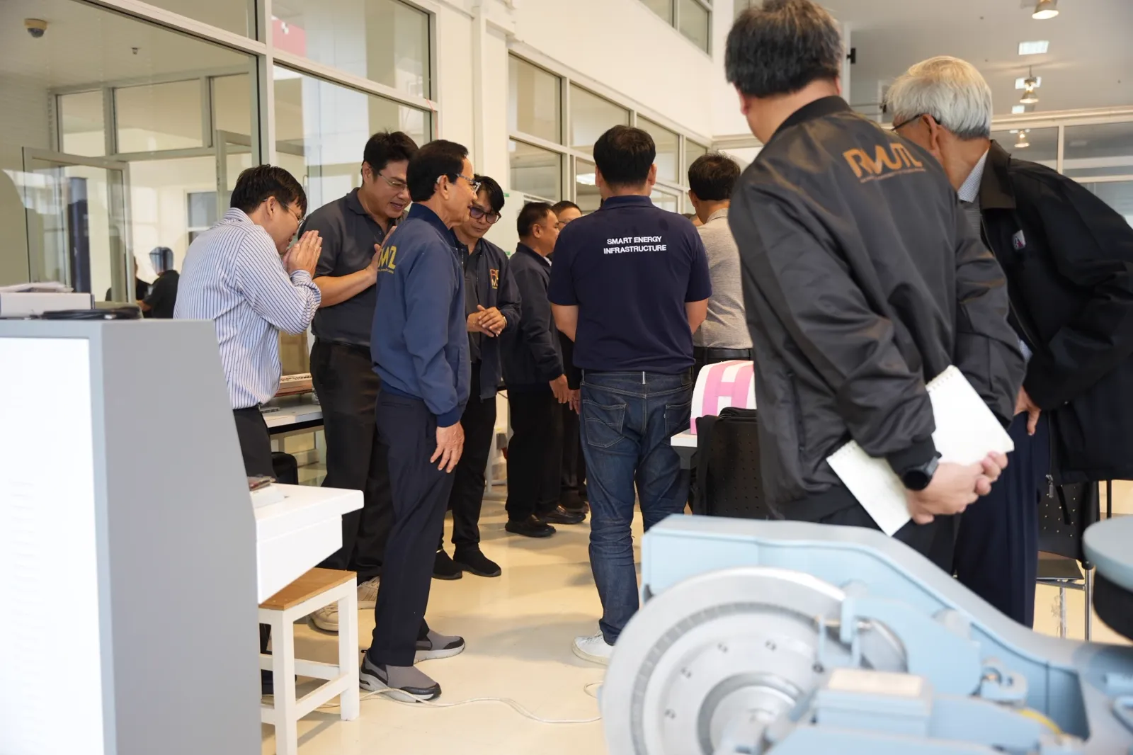 ผู้บริหาร EV Power Energy และคณาจารย์ มทร.ล้านนา พูดคุยแลกเปลี่ยนภายในงานแสดงผลงาน