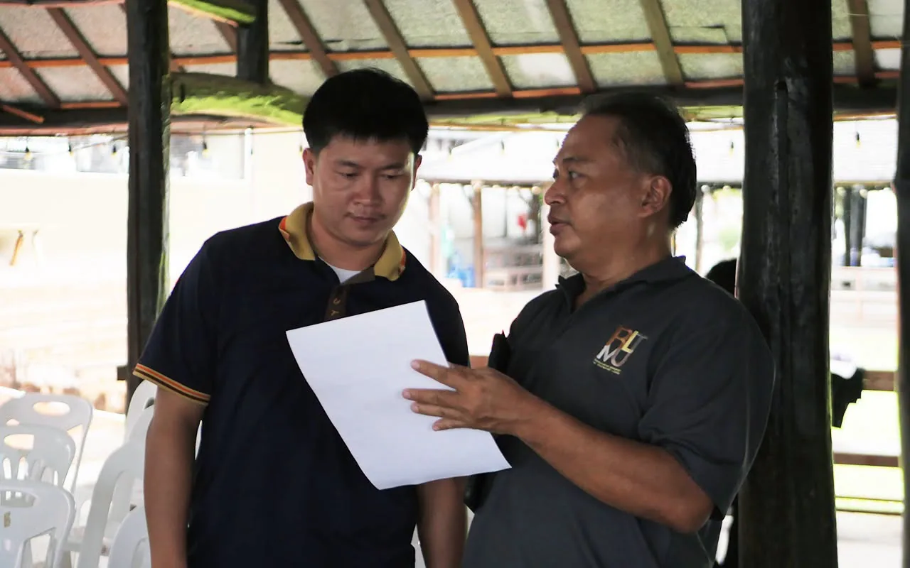อาจารย์และทีมงานทบทวนเอกสารขั้นตอนการตรวจเช็ค
