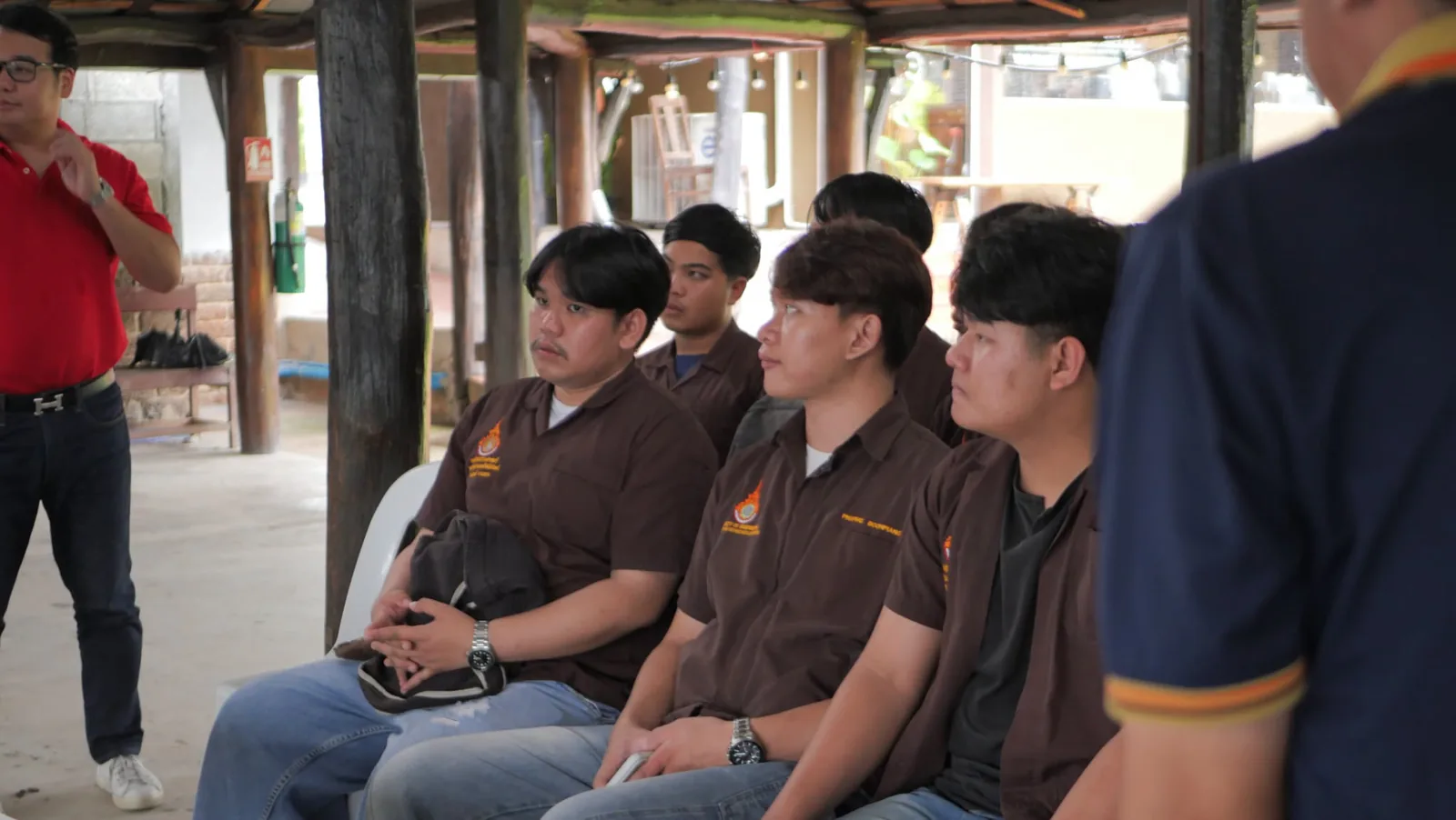 นักศึกษาฝึกงานรับฟังการบรรยายสรุปก่อนลงมือปฏิบัติ