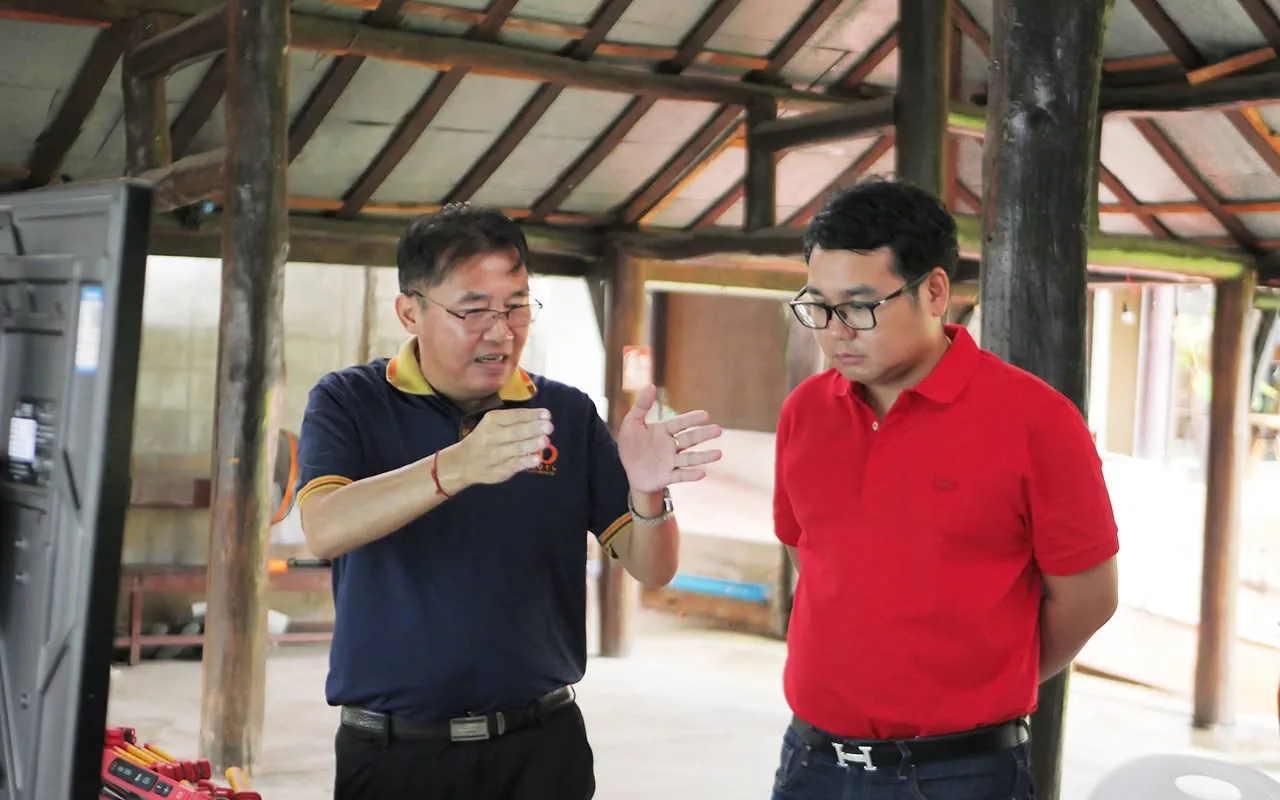 คณาจารย์อธิบายขั้นตอนการตรวจเช็คระบบแก่ทีม EV Power Energy